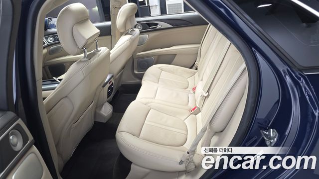 Lincoln MKZ 2019 — photo 18