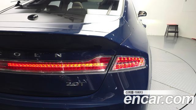 Lincoln MKZ 2019 — photo 9