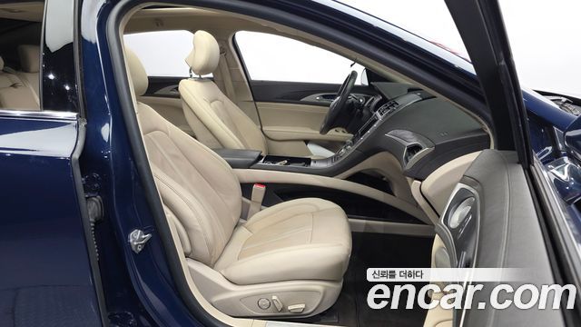 Lincoln MKZ 2019 — photo 16