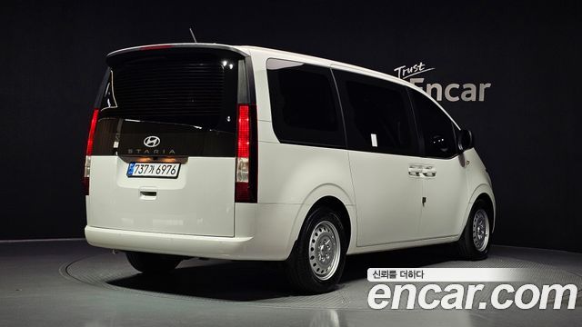 Hyundai Staria 2025 — photo 2