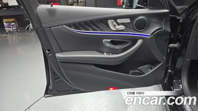 Mercedes-Benz E-Class 2021 — photo 14