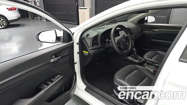 Hyundai AVANTE 2018 — photo 10