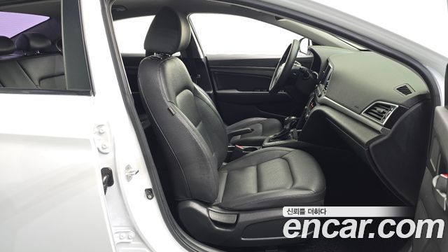 Hyundai AVANTE 2018 — photo 12