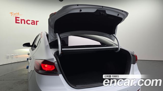 Hyundai AVANTE 2018 — photo 19