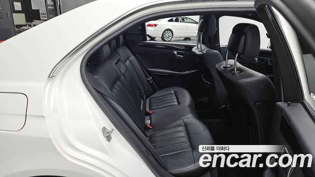 Mercedes-Benz E-Class 2014 — photo 11