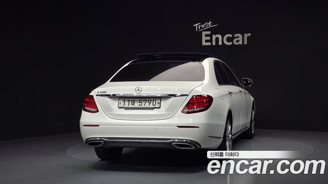Mercedes-Benz E-Class 2019 — photo 4