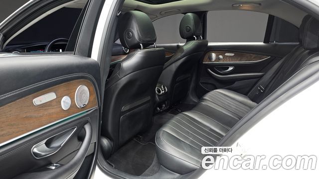 Mercedes-Benz E-Class 2019 — photo 11