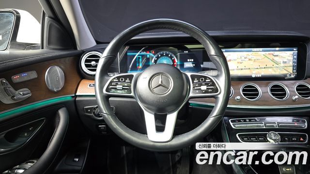 Mercedes-Benz E-Class 2019 — photo 12