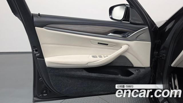 BMW 5-Series 2020 — photo 14