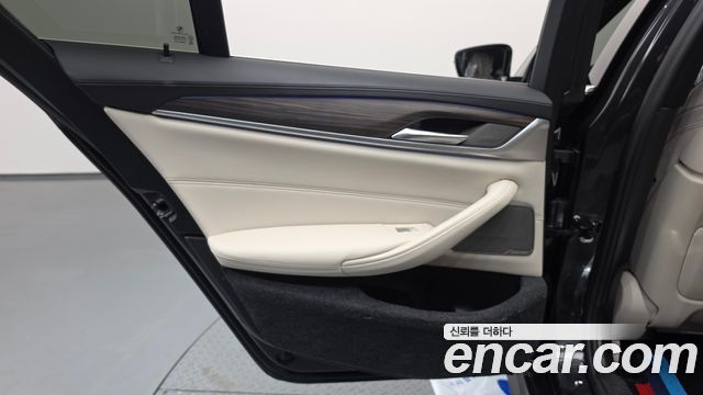 BMW 5-Series 2020 — photo 15