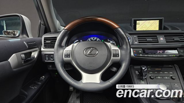 Lexus CT200h 2012 — photo 12