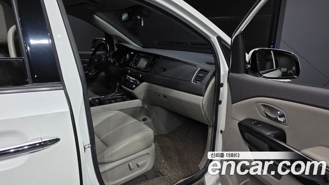 Kia Canival 2016 — photo 11