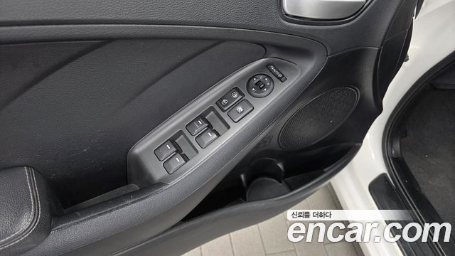 Kia K3 2016 — photo 28