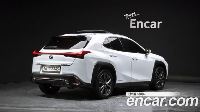 Lexus UX 2020 — photo 2