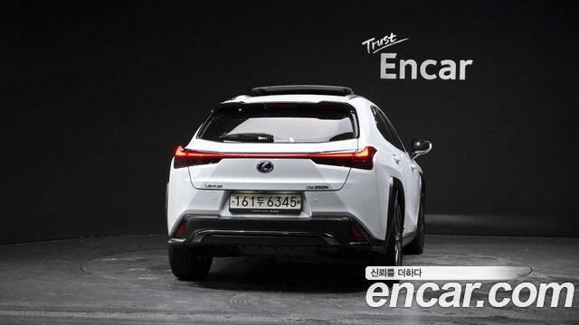 Lexus UX 2020 — photo 4