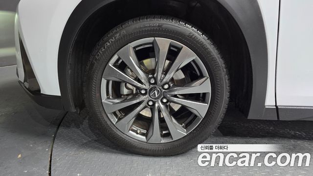 Lexus UX 2020 — photo 5