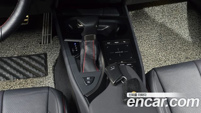 Lexus UX 2020 — photo 12