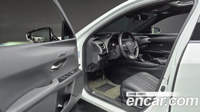 Lexus UX 2020 — photo 13