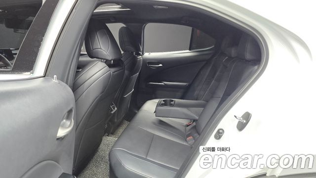 Lexus UX 2020 — photo 17