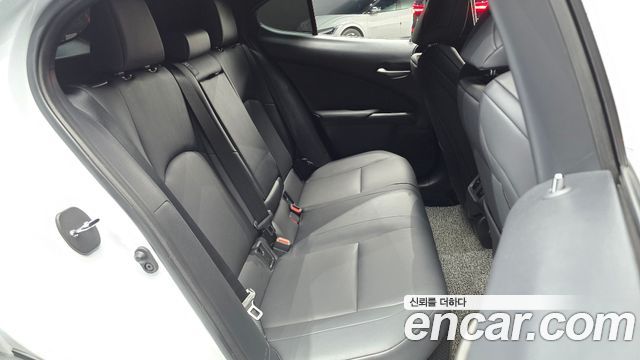 Lexus UX 2020 — photo 18