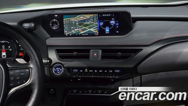 Lexus UX 2020 — photo 25