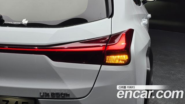 Lexus UX 2020 — photo 9