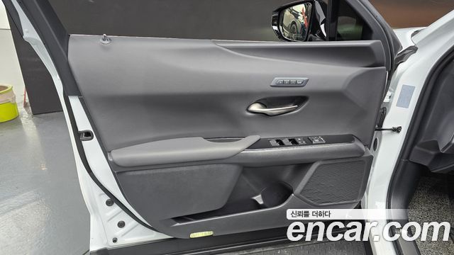 Lexus UX 2020 — photo 14
