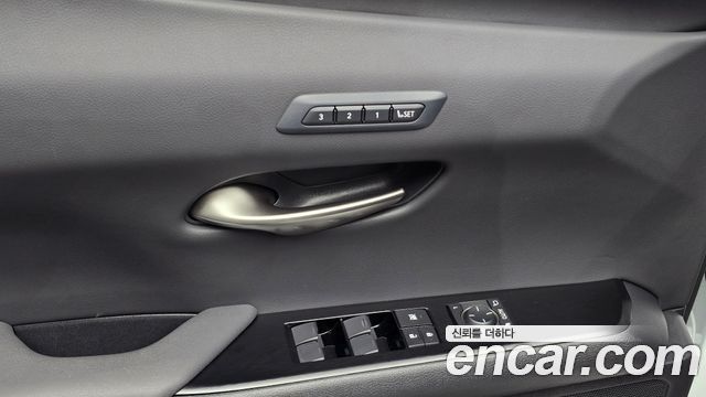 Lexus UX 2020 — photo 27