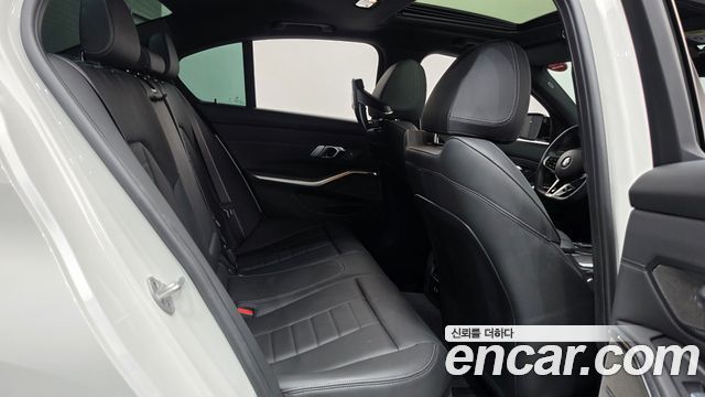 BMW 3-Series 2025 — photo 17