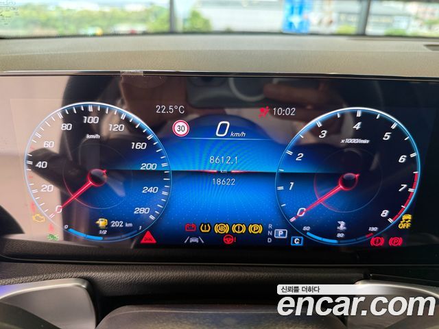 Mercedes-Benz GLB-Class 2022 — photo 8