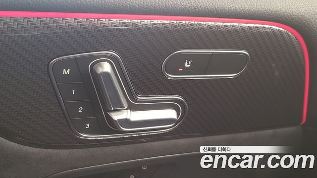 Mercedes-Benz GLB-Class 2022 — photo 15