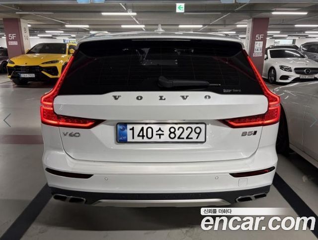 Volvo V60 2021 — photo 2
