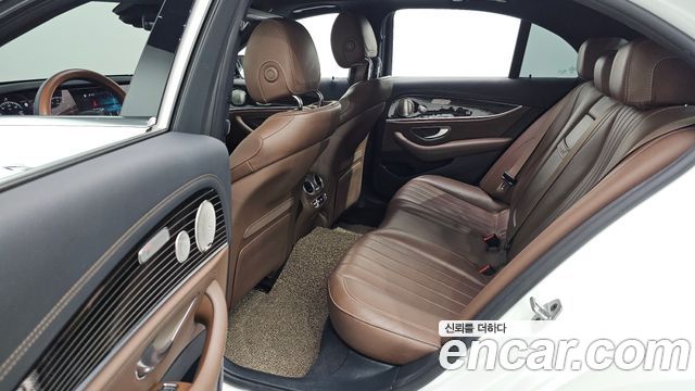Mercedes-Benz E-Class 2021 — photo 17