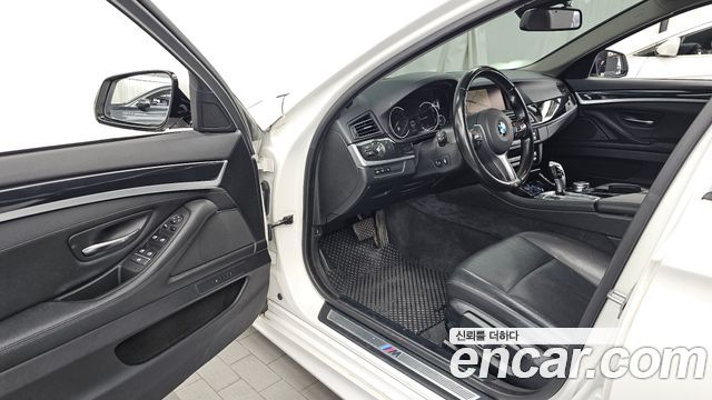 BMW 5-Series 2016 — photo 10