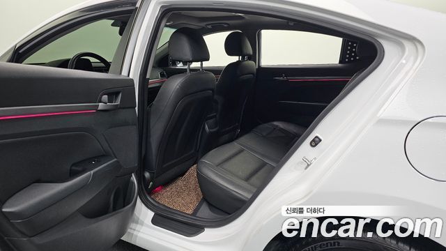 Hyundai AVANTE 2018 — photo 11