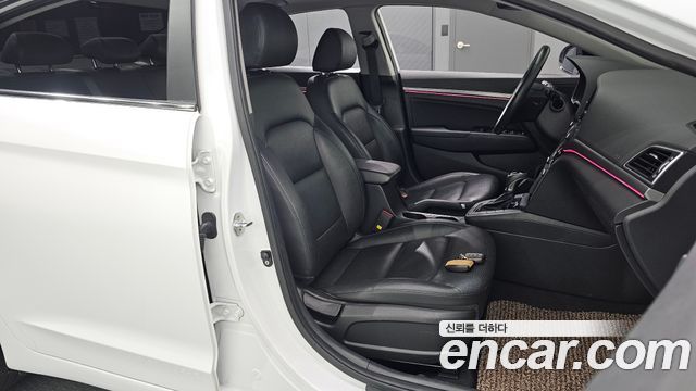 Hyundai AVANTE 2018 — photo 12