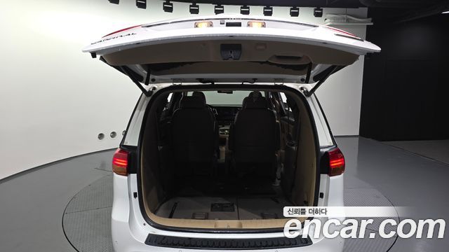 Kia Canival 2016 — photo 20
