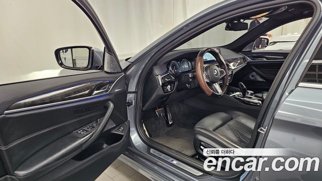 BMW 5-Series 2018 — photo 10