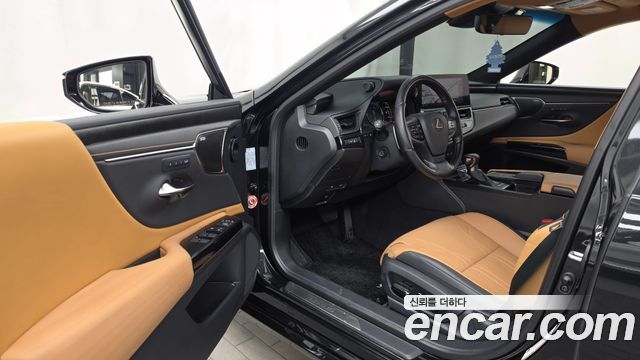 Lexus ES 2022 — photo 13