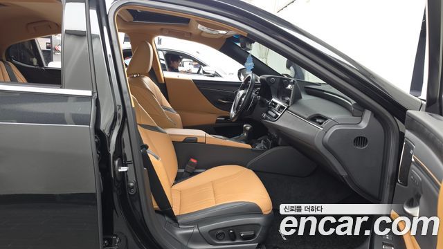 Lexus ES 2022 — photo 17