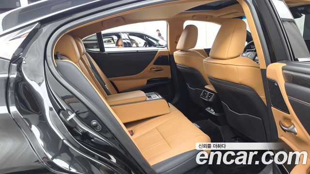 Lexus ES 2022 — photo 18