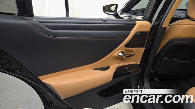 Lexus ES 2022 — photo 15