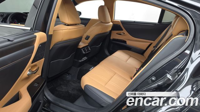 Lexus ES 2022 — photo 16