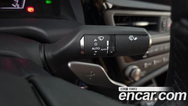 Lexus ES 2022 — photo 29