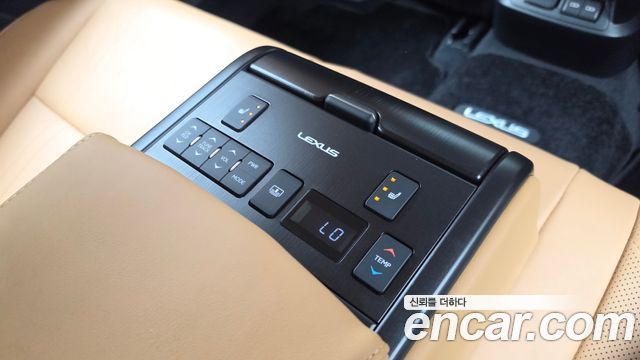Lexus ES 2022 — photo 32
