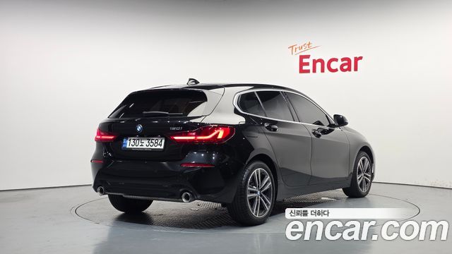 BMW 1-Series 2022 — photo 2