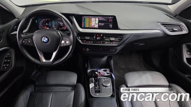 BMW 1-Series 2022 — photo 10