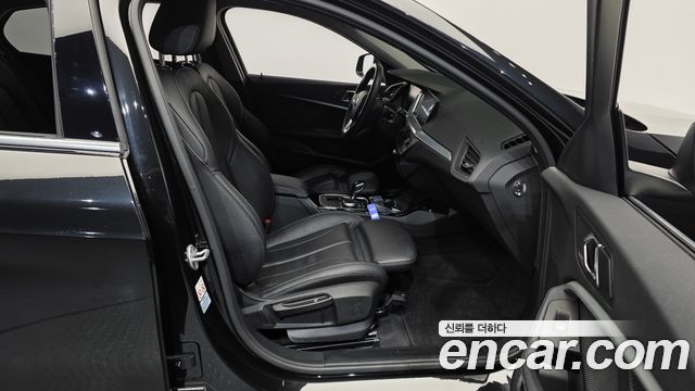 BMW 1-Series 2022 — photo 17