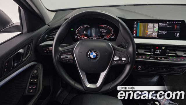 BMW 1-Series 2022 — photo 19