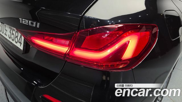 BMW 1-Series 2022 — photo 9